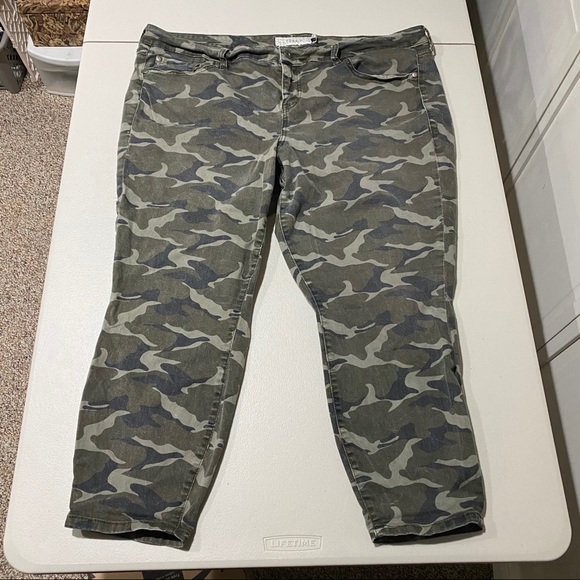 women's camo capri pants
